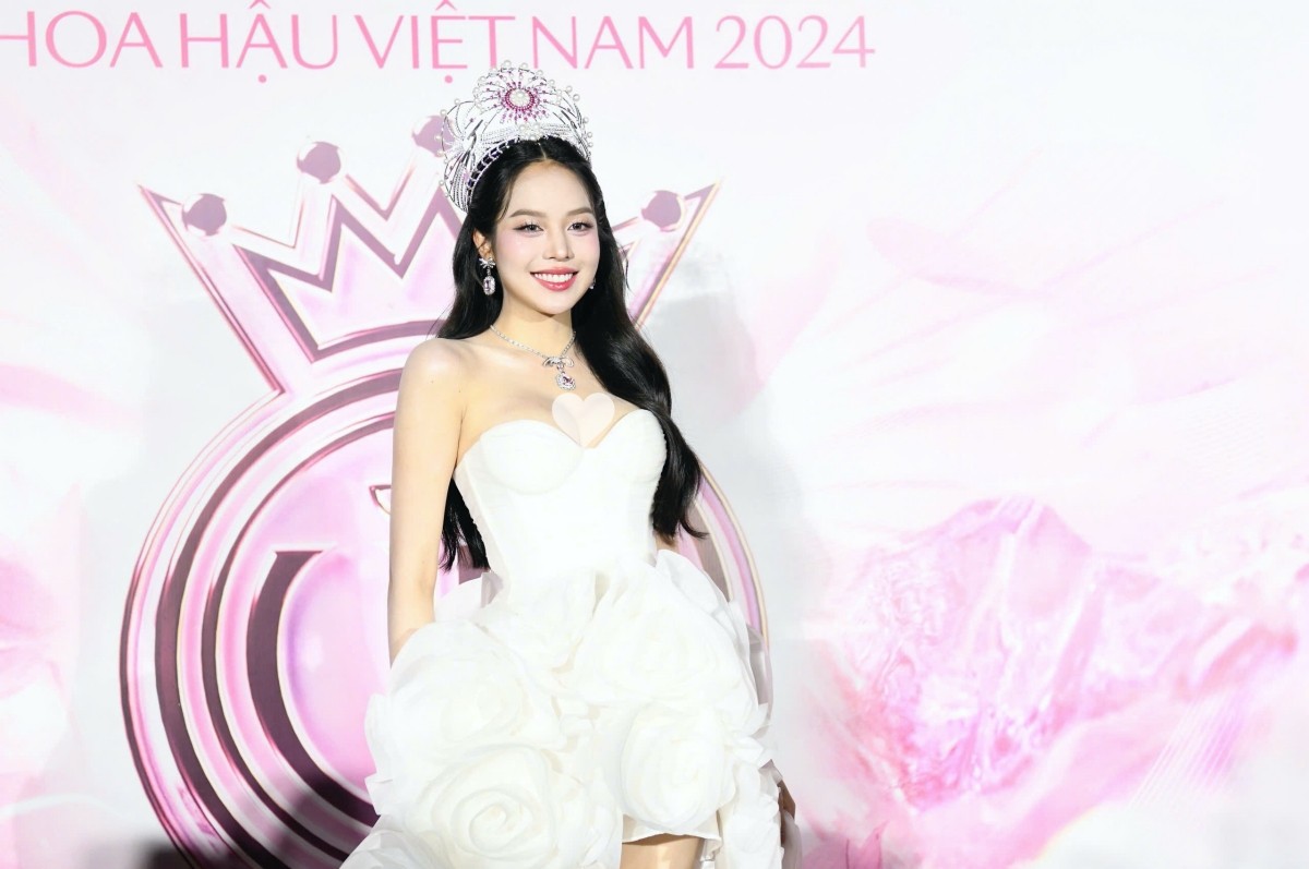 Hoa hậu Thanh Thủy thật sexy trong trang phục dạ hội tại đêm chung kết Hoa Hậu Việt Nam